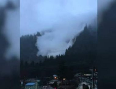 Αλάσκα: Χιονοστιβάδα σταματά λίγα μέτρα από τα σπίτια (βίντεο)